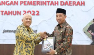 Foto: Bupati Rembang saat menerima penghargaan opini WTP dari BPK (Sumber: rembangkab) Foto: Bupati Rembang saat menerima penghargaan opini WTP dari BPK (Sumber: rembangkab)