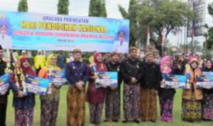 Foto: Penghargaan guru berprestasi (Sumber: rembangkab)