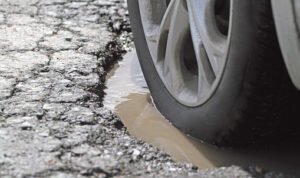 Foto: Ilustrasi jalan rusak (Sumber: iStock) Foto: Ilustrasi jalan rusak (Sumber: iStock)