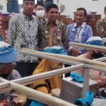 Foto: Bupati Hafidz mengunjungi pekerja pabrik rokok (Sumber: rembangkab)