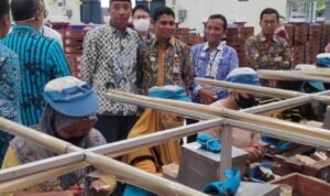 Foto: Bupati Hafidz mengunjungi pekerja pabrik rokok (Sumber: rembangkab) Foto: Bupati Hafidz mengunjungi pekerja pabrik rokok (Sumber: rembangkab)