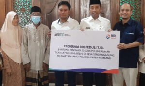 Foto: Ilustrasi penyerahan bantuan RTLH (Sumber: rembangkab)