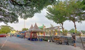 Foto: Ilustrasi pedagang di Alun-Alun Rembang (Sumber: rembangnews) Foto: Ilustrasi pedagang di Alun-Alun Rembang (Sumber: rembangnews)