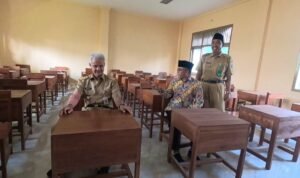 Foto: Gubernur Jateng Ganjar Pranowo meninjau salah satu ruang kelas SMK Arrohmaniyah didampingi Bupati Rembang Abdul Hafidz dan Anggota DPR RI, Arwani Thomafi (Sumber: Rembangkab)