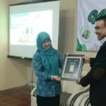 Foto: Ketua TP PKK Kabupaten Rembang, Hj. Hasiroh Hafidz dan pihak pegadaian (Sumber: Rembangkab)
