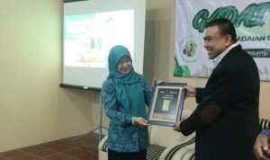 Foto: Ketua TP PKK Kabupaten Rembang, Hj. Hasiroh Hafidz dan pihak pegadaian (Sumber: Rembangkab) Foto: Ketua TP PKK Kabupaten Rembang, Hj. Hasiroh Hafidz dan pihak pegadaian (Sumber: Rembangkab)