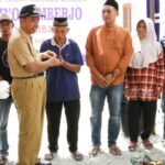 Foto: Penyerahan kunci secara simbolis kepada Korban Tanah Ambles Dusun Grajen (Sumber: rembangkab)