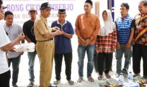 Foto: Penyerahan kunci secara simbolis kepada Korban Tanah Ambles Dusun Grajen (Sumber: rembangkab)