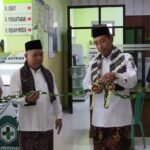 Foto: Bupati Rembang Abdul Hafidz saat potong pita pertanda launching layanan Elektronik Rekam Medis dan Finger Spot BPJS Kesehatan (Sumber: rembangkab)