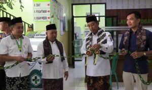 Foto: Bupati Rembang Abdul Hafidz saat potong pita pertanda launching layanan Elektronik Rekam Medis dan Finger Spot BPJS Kesehatan (Sumber: rembangkab)