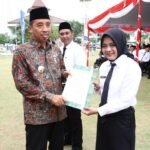 Foto: Bupati Rembang H.Abdul Hafidz menyerahkan SK PPPK kepada salah satu guru (Sumber: rembangkab)