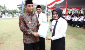 Foto: Bupati Rembang H.Abdul Hafidz menyerahkan SK PPPK kepada salah satu guru (Sumber: rembangkab)