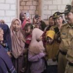 Foto: Ganjar dan Bupati Rembang cek pembangunan rumah tidak layak huni (RTLH) (Sumber: Rembangkab)