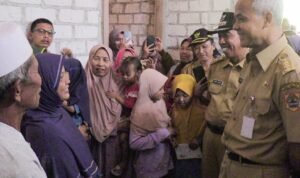 Foto: Ganjar dan Bupati Rembang cek pembangunan rumah tidak layak huni (RTLH) (Sumber: Rembangkab)
