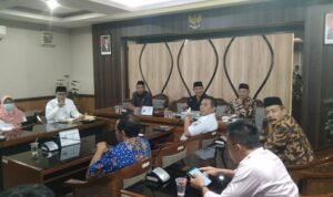 Foto: Rapat Tim Penyusun Anggaran Daerah (TAPD) Rembang dan Badan Anggaran (Banggar) DPRD (Sumber: rembangkab) Foto: Rapat Tim Penyusun Anggaran Daerah (TAPD) Rembang dan Badan Anggaran (Banggar) DPRD (Sumber: rembangkab)