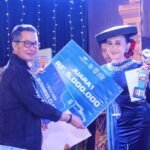 Foto: Penyerahan hadiah lomba fashion show Caping Kalo (Sumber: Kuduskab)