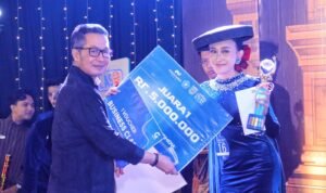 Foto: Penyerahan hadiah lomba fashion show Caping Kalo (Sumber: Kuduskab)