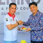 Foto: Bupati Kudus, Hartopo dan owner Aksara Food Court Hendro Santoso (Sumber: Kuduskab)