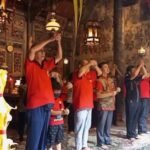 Foto: Warga Tionghoa di Lasem saat bersembahyang di klenteng Cu An Kiong (Rembangkab)