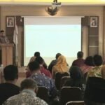 Foto: Wabup Hanies saat memimpin rakor gerakan sedekah telur aula Bappeda Rembang (Sumber: rembangkab)