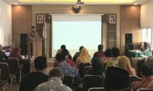 Foto: Wabup Hanies saat memimpin rakor gerakan sedekah telur aula Bappeda Rembang (Sumber: rembangkab)