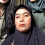 Foto: Ibunda Imam Pria yang Dianiaya Oknum TNI Datangi Hotman Paris (Sumber: istimewa)