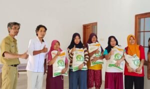 Foto: Penyaluran beras (Sumber: rembangkab)