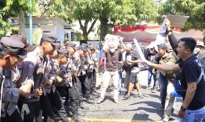 Foto: Simulasi Kerusuhan Pemilu (Sumber: rembangkab)