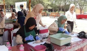 Foto: Pelatihan pencabutan duri bandeng (Sumber: rembangkab)