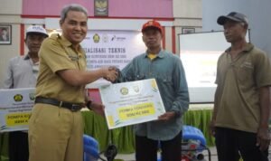 Foto: penyerahan bantuan alsistan (Sumber: rembangkab)