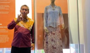 Foto: karya batik Maranatha Ongs di dalam Museum Batik Indonesia (Sumber: rembangkab)
