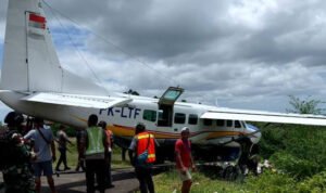 Foto: Pesawat Asian One Air PK-LTF Tergelincir Saat Hendak Putar Balik (Sumber: istimewa)