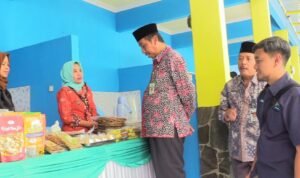 Foto: Bupati Hafidz saat kunjungi sentra kuliner (Sumber: rembangkab) Foto: Bupati Hafidz saat kunjungi sentra kuliner (Sumber: rembangkab)