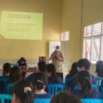 Foto: Konselor HIV tengah melakukan sosialisasi di sekolah (Sumber: rembangkab)