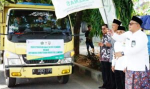 Foto: Wakil Bupati Rembang, Mohamad Hanies Cholil Barro memberangkatkan mobil pengangkut zakat (Sumber: rembangkab)