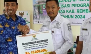 Foto: Penyerahan bantuan bedah rumah (Sumber: rembangkab)
