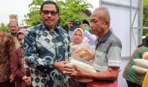 Foto: Pemprov Jateng menyalurkan bantuan beras cadangan pangan (Sumber: jatengprov)