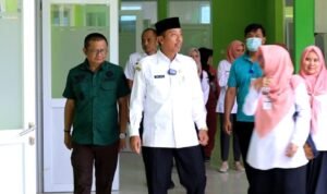 Foto: Bupati Rembang saat meninjau puskesmas (Sumber: rembangkab)