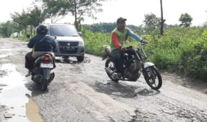 Foto: Ilustrasi jalan rusak (Sumber: rembangkab)