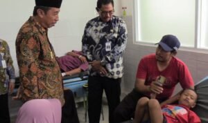Foto: Bupati Hafidz menengok pasien DBD (Sumber: rembangkab)