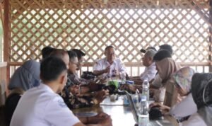 Foto: layanan pendampingan dan pelayanan perizinan di tempat (Sumber: rembangkab)
