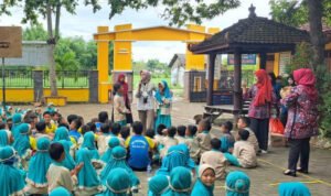 Foto: pemberian literasi keuangan (Sumber: rembangkab)