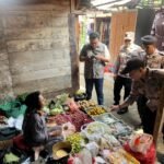 Foto: Jelang Ramadan, Polsek Sale Cek Harga Sembako di Sejumlah Perbelanjaan (Sumber: polres rembang)