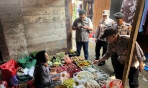 Foto: Jelang Ramadan, Polsek Sale Cek Harga Sembako di Sejumlah Perbelanjaan (Sumber: polres rembang)