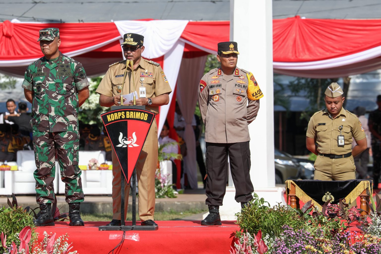Foto: Penjabat (Pj) Gubernur Jawa Tengah Nana Sudjana, saat memimpin Apel Pergeseran Pasukan Pengamanan Pemilu (Sumber: jatengprov)