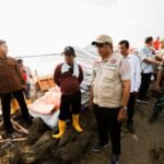 Foto: Nana Sudajana, meninjau kondisi banjir di Kecamatan Karanganyar, Kabupaten Demak (Sumber: jatengprov)