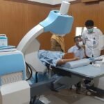 Foto: Seorang pasien telah ditangani dengan alat lithotripter mesin yang menghasilkan gelombang kejut atau Extracorporeal Shock Wave Lithotripsy (ESWL) untuk pemecah batu ginjal tanpa sayatan (rembangkab)