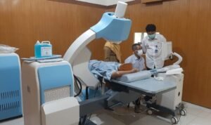 Foto: Seorang pasien telah ditangani dengan alat lithotripter mesin yang menghasilkan gelombang kejut atau Extracorporeal Shock Wave Lithotripsy (ESWL) untuk pemecah batu ginjal tanpa sayatan (rembangkab)