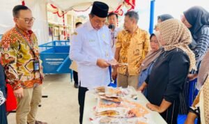 Foto: Bupati Rembang Abdul Hafidz melihat produk ikan asap (Sumber: rembangkab)