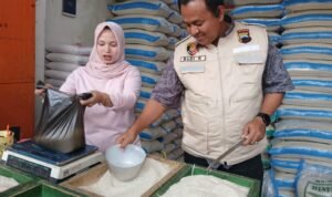 Foto: Satuan Tugas Pangan Polres Temanggung melakukan pengawasan (Sumber: jatengprov)